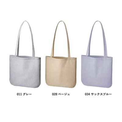 独特の霜降り調の生地は肌触りもやわらかく、名入れ映えするのに個性ある風合い。 春夏らしい爽やかなブルー、グレー、ベージュのカラーバリエーションにてご用意しております。  スタンダードな船底型の底マチは厚みのある荷物もスッキリ納める人気の形状です。  ※生地の特性上、表面に小さな糸の塊(ネップ)が生じます。予めご了承ください。    【商品名】 シャンブリックラウンドボトムバッグ     【商品管理番号】 TR-0938        【商品仕様】 サイズ本体/約390×360(mm)・持ち手/約20×760(mm)  素材コットン、ポリエステル     【名入れについて】 名入れサイズ:(250×250mm) 1色の場合   	100個	200個	500個	1000個以上 名入れ加工代	@185円	 @80円  @78円	お問い合わせください 名入れ版代	7000円 (税別)  *個々の袋入れは別途@35円になります     【商品在庫】         在庫は当店在庫およびメーカー定番在庫品で対応しておりますので一度在庫確認をお願いいたします          メール、お問い合わせ、電話でお問い合わせください     【ロット数】    100個 *ロット数未満も承ります      【納期】         名入れなし納期:3日〜          名入れあり納期:10〜14日       ※納期はおよその目安となります。ご注文数量やご注文の時期によっても変わる事があります。     【注意事項】       *お客様のご覧になられますパソコン機器及びモニタなどの違いまた室内、室外での撮影により      実際の商品素材の色と相違する場合もありますのでご了承下さい。      なお著しい色の相違は御座いませんのでご安心ください。     ■発注の場合、在庫数量及び名入れが有無がありますのでまずは【お問い合わせ】にて受付いたします。            仕様や数量の相談などの場合も【お問い合わせ】よりお気軽にお問い合わせください。            希望数量・納品先・希望納期・希望購入価格などお電話でも受付しています。        問合せ ご注文方法 ■インターネット・FAXにて24時間受け付けております。  E-mail: maeda@namaeire.ocnk.net  FAX:0725-53-4622  ■お電話でのお問合せ・ご注文は、 TEL 0725-53-4622 平日9:30〜18:30にて受付しております。  お急ぎの場合、携帯080-5343-9763 担当:前田迄ご連絡ください。     お見積について ■ノベルティグッズの取り扱いのため、希望数量・印刷加工方法・デザイン・希望納期・外装仕様(包装・のし・シール)などに応じて、販売価格は大きく変化します。  ■販売価格及び商品仕様の詳細は、【お問い合わせ】ボタンより内容をご入力いただき、当店でご案内する見積書でご確認下さい。     名入れ印刷加工 について ■名入れ加工方法は、樹脂製品・布製品・金属製品・革製品などご希望の商品により変化いたします。  ■名入れ加工の場合、本体価格とは別に、版代(1色ごと)と名入れ代(数量分)が別途料金がかかります。   販売価格については、見積書にて詳細をご確認ください。  ■フルカラー印刷対応品は、(転写プリント・インクジェットプリントなど)商品詳細ページに対応の可否について記載しておりますので、ご確認ください。  ■名入れ加工商品の納期については、通常10日〜3週間かかります。   時期に合わせ余裕をもってご計画いただけますと、単価も安くすることが可能です。  ■校正については、通常量産前に、レイアウト校正(画像校正)にて対応しておりますが、現物商品での試作・校正が必要な場合はお気軽にご相談ください。     ロット単位以下販売について ■販売価格は、ロット単位での価格で表示しております。  ■ロット単位以外の数量については、ロット割れ(梱包)手数料が発生する場合がありますので見積書にて詳細をご確認ください。     お支払いについて ■名入れオリジナル加工商品となる為、お支払いについては、工場での製作開始前に、銀行振込又は郵便振替で手続きをいただいております。ご入金確認後、製作開始となります。  ■お見積書・注文確認書及び請求書・注文請書の書面を発行させていただいており、請書の返信FAXをもって正式発注とさせていただきます。     デザインの作成 データ入稿 ■デザインデータ入稿先:maeda@namaeire.ocnk.net  ■デザインデータ作成ができないお客様、デザインについて、よくわからないお客様は、お気軽にご相談ください。  データ入稿でお困りの皆さんへ トレース・版下作成・ロゴやプリントデザインなど低価格でデータ作成承ります!  ■きれいな仕上がりの製品にするために、デザインデータ入稿頂く場合の注意事項  ●Adobe Illustrator でご入稿下さい。  ●文字化けの問題を防ぐために、データは必ず全てアウトライン化してお送り下さい。   一部でもアウトラインがとれていない場合、再送いただきますので、ご注意ください。  ●写真などの画像を配置した場合は、必ず同じフォルダ内に配置した元データも添付してZIPファイル等でお送りください。  ●色指定する場合は、DIC・PANETONEナンバーで特色指定して下さい。  ●商品の材質や色等により色目が変わる場合があります。  ●データをご送付頂く場合、メールで上記アドレス迄ご送付下さい。     送料・配送について ■名入れグッズなどオリジナル商品多数の取り扱いのため、送料については、配送先が1箇所の場合と複数の場合など条件が異なるケースが多く、個別見積書にて対応しております。  ■又、できるだけ送料込みのオールインワンセット価格にてお届けいたしますが、取扱商品より、加工取寄運賃が発生する場合もございますので、この点ご了承下さい。 (詳細は、各商品の各ページをご参照下さい)  ■時間指定便(ヤマトタイムサービス・佐川TOP便など)のご利用の場合は、別途実費をご負担いただきます。  ■北海道、沖縄県、離島及び一部地域については別途実費をご負担いただきます。  ■航空便・海外の場合は別途実費をご負担いただきます。     ***********************************   姉妹店と当店ブログ  ******************************* ギフト ・ 記念品 ・ 販促品 のことなら、小ロット から販売するギフトグッズ専門オンライン通販ショップ     ギフト通販 名前入れどっとこむ 本館 https://www.namaeire.com/       ノベルティ・記念品・名入れグッズの専門店      名入れノベルティ通販 名前入れどっとこむ https://namaeire.ocnk.net/      ノベルティやギフト商品のエピソードや好評をいただいているグッズたち等を紹介しています。         名入れノベルティの色々な物語 http://ameblo.jp/namaeire/  ****************************************************************************************        ギフト ・ 記念品 ・ 販促品 のことなら、小ロット から販売するギフトグッズ専門オンライン通販ショップ  名前入れどっとこむのご紹介  【名前入れどっとこむ】では、ノベルティ・販促品・粗品・記念品を揃えております。       ノベルティ・記念品のおけるプロがお客様のニーズに応えた、商品のご提案をすることも可能ですので、お気軽にお問い合わせください。      もちろん名入れ無しでも対応可能です  【ビジネス向け】      展示会配布用、ご成約記念品、企業PR、営業販促、表彰記念品、創立・設立記念品、年末年始あいさつ、イベントグッズ      【飲食店向け】      名入れ皿、名入れグラス、名入れ湯呑、名入れ箸、名入れ灰皿      【教育機関向け】      卒業・卒園記念品、表彰記念品、オープンキャンパス配布用、卒団記念品         【個人様向け】      結婚・出産記念品、ホールインワン記念品、同人グッズ作成      幅広い商品ラインナップで、様々なお客様のニーズにお応えしております。  関連キーワード  こだわりの名前入れどっとこむ 本館は食品・ スイーツ、調味料を取り揃えました。内祝い、法事、お祝い、お手土産にご利用ください。ご自宅用のこだわりセットもおざいます。美味しい麺ギフト,フード食品ギフト,内祝い,結婚内祝い,引き出物,お菓子,スイーツ,産地直送品,シャンブリックラウンドボトムバッグ