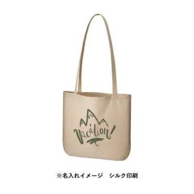 独特の霜降り調の生地は肌触りもやわらかく、名入れ映えするのに個性ある風合い。 春夏らしい爽やかなブルー、グレー、ベージュのカラーバリエーションにてご用意しております。  スタンダードな船底型の底マチは厚みのある荷物もスッキリ納める人気の形状です。  ※生地の特性上、表面に小さな糸の塊(ネップ)が生じます。予めご了承ください。    【商品名】 シャンブリックラウンドボトムバッグ     【商品管理番号】 TR-0938        【商品仕様】 サイズ本体/約390×360(mm)・持ち手/約20×760(mm)  素材コットン、ポリエステル     【名入れについて】 名入れサイズ:(250×250mm) 1色の場合   	100個	200個	500個	1000個以上 名入れ加工代	@185円	 @80円  @78円	お問い合わせください 名入れ版代	7000円 (税別)  *個々の袋入れは別途@35円になります     【商品在庫】         在庫は当店在庫およびメーカー定番在庫品で対応しておりますので一度在庫確認をお願いいたします          メール、お問い合わせ、電話でお問い合わせください     【ロット数】    100個 *ロット数未満も承ります      【納期】         名入れなし納期:3日〜          名入れあり納期:10〜14日       ※納期はおよその目安となります。ご注文数量やご注文の時期によっても変わる事があります。     【注意事項】       *お客様のご覧になられますパソコン機器及びモニタなどの違いまた室内、室外での撮影により      実際の商品素材の色と相違する場合もありますのでご了承下さい。      なお著しい色の相違は御座いませんのでご安心ください。     ■発注の場合、在庫数量及び名入れが有無がありますのでまずは【お問い合わせ】にて受付いたします。            仕様や数量の相談などの場合も【お問い合わせ】よりお気軽にお問い合わせください。            希望数量・納品先・希望納期・希望購入価格などお電話でも受付しています。        問合せ ご注文方法 ■インターネット・FAXにて24時間受け付けております。  E-mail: maeda@namaeire.ocnk.net  FAX:0725-53-4622  ■お電話でのお問合せ・ご注文は、 TEL 0725-53-4622 平日9:30〜18:30にて受付しております。  お急ぎの場合、携帯080-5343-9763 担当:前田迄ご連絡ください。     お見積について ■ノベルティグッズの取り扱いのため、希望数量・印刷加工方法・デザイン・希望納期・外装仕様(包装・のし・シール)などに応じて、販売価格は大きく変化します。  ■販売価格及び商品仕様の詳細は、【お問い合わせ】ボタンより内容をご入力いただき、当店でご案内する見積書でご確認下さい。     名入れ印刷加工 について ■名入れ加工方法は、樹脂製品・布製品・金属製品・革製品などご希望の商品により変化いたします。  ■名入れ加工の場合、本体価格とは別に、版代(1色ごと)と名入れ代(数量分)が別途料金がかかります。   販売価格については、見積書にて詳細をご確認ください。  ■フルカラー印刷対応品は、(転写プリント・インクジェットプリントなど)商品詳細ページに対応の可否について記載しておりますので、ご確認ください。  ■名入れ加工商品の納期については、通常10日〜3週間かかります。   時期に合わせ余裕をもってご計画いただけますと、単価も安くすることが可能です。  ■校正については、通常量産前に、レイアウト校正(画像校正)にて対応しておりますが、現物商品での試作・校正が必要な場合はお気軽にご相談ください。     ロット単位以下販売について ■販売価格は、ロット単位での価格で表示しております。  ■ロット単位以外の数量については、ロット割れ(梱包)手数料が発生する場合がありますので見積書にて詳細をご確認ください。     お支払いについて ■名入れオリジナル加工商品となる為、お支払いについては、工場での製作開始前に、銀行振込又は郵便振替で手続きをいただいております。ご入金確認後、製作開始となります。  ■お見積書・注文確認書及び請求書・注文請書の書面を発行させていただいており、請書の返信FAXをもって正式発注とさせていただきます。     デザインの作成 データ入稿 ■デザインデータ入稿先:maeda@namaeire.ocnk.net  ■デザインデータ作成ができないお客様、デザインについて、よくわからないお客様は、お気軽にご相談ください。  データ入稿でお困りの皆さんへ トレース・版下作成・ロゴやプリントデザインなど低価格でデータ作成承ります!  ■きれいな仕上がりの製品にするために、デザインデータ入稿頂く場合の注意事項  ●Adobe Illustrator でご入稿下さい。  ●文字化けの問題を防ぐために、データは必ず全てアウトライン化してお送り下さい。   一部でもアウトラインがとれていない場合、再送いただきますので、ご注意ください。  ●写真などの画像を配置した場合は、必ず同じフォルダ内に配置した元データも添付してZIPファイル等でお送りください。  ●色指定する場合は、DIC・PANETONEナンバーで特色指定して下さい。  ●商品の材質や色等により色目が変わる場合があります。  ●データをご送付頂く場合、メールで上記アドレス迄ご送付下さい。     送料・配送について ■名入れグッズなどオリジナル商品多数の取り扱いのため、送料については、配送先が1箇所の場合と複数の場合など条件が異なるケースが多く、個別見積書にて対応しております。  ■又、できるだけ送料込みのオールインワンセット価格にてお届けいたしますが、取扱商品より、加工取寄運賃が発生する場合もございますので、この点ご了承下さい。 (詳細は、各商品の各ページをご参照下さい)  ■時間指定便(ヤマトタイムサービス・佐川TOP便など)のご利用の場合は、別途実費をご負担いただきます。  ■北海道、沖縄県、離島及び一部地域については別途実費をご負担いただきます。  ■航空便・海外の場合は別途実費をご負担いただきます。     ***********************************   姉妹店と当店ブログ  ******************************* ギフト ・ 記念品 ・ 販促品 のことなら、小ロット から販売するギフトグッズ専門オンライン通販ショップ     ギフト通販 名前入れどっとこむ 本館 https://www.namaeire.com/       ノベルティ・記念品・名入れグッズの専門店      名入れノベルティ通販 名前入れどっとこむ https://namaeire.ocnk.net/      ノベルティやギフト商品のエピソードや好評をいただいているグッズたち等を紹介しています。         名入れノベルティの色々な物語 http://ameblo.jp/namaeire/  ****************************************************************************************        ギフト ・ 記念品 ・ 販促品 のことなら、小ロット から販売するギフトグッズ専門オンライン通販ショップ  名前入れどっとこむのご紹介  【名前入れどっとこむ】では、ノベルティ・販促品・粗品・記念品を揃えております。       ノベルティ・記念品のおけるプロがお客様のニーズに応えた、商品のご提案をすることも可能ですので、お気軽にお問い合わせください。      もちろん名入れ無しでも対応可能です  【ビジネス向け】      展示会配布用、ご成約記念品、企業PR、営業販促、表彰記念品、創立・設立記念品、年末年始あいさつ、イベントグッズ      【飲食店向け】      名入れ皿、名入れグラス、名入れ湯呑、名入れ箸、名入れ灰皿      【教育機関向け】      卒業・卒園記念品、表彰記念品、オープンキャンパス配布用、卒団記念品         【個人様向け】      結婚・出産記念品、ホールインワン記念品、同人グッズ作成      幅広い商品ラインナップで、様々なお客様のニーズにお応えしております。  関連キーワード  こだわりの名前入れどっとこむ 本館は食品・ スイーツ、調味料を取り揃えました。内祝い、法事、お祝い、お手土産にご利用ください。ご自宅用のこだわりセットもおざいます。美味しい麺ギフト,フード食品ギフト,内祝い,結婚内祝い,引き出物,お菓子,スイーツ,産地直送品,シャンブリックラウンドボトムバッグ