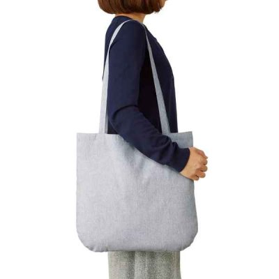 独特の霜降り調の生地は肌触りもやわらかく、名入れ映えするのに個性ある風合い。 春夏らしい爽やかなブルー、グレー、ベージュのカラーバリエーションにてご用意しております。  スタンダードな船底型の底マチは厚みのある荷物もスッキリ納める人気の形状です。  ※生地の特性上、表面に小さな糸の塊(ネップ)が生じます。予めご了承ください。    【商品名】 シャンブリックラウンドボトムバッグ     【商品管理番号】 TR-0938        【商品仕様】 サイズ本体/約390×360(mm)・持ち手/約20×760(mm)  素材コットン、ポリエステル     【名入れについて】 名入れサイズ:(250×250mm) 1色の場合   	100個	200個	500個	1000個以上 名入れ加工代	@185円	 @80円  @78円	お問い合わせください 名入れ版代	7000円 (税別)  *個々の袋入れは別途@35円になります     【商品在庫】         在庫は当店在庫およびメーカー定番在庫品で対応しておりますので一度在庫確認をお願いいたします          メール、お問い合わせ、電話でお問い合わせください     【ロット数】    100個 *ロット数未満も承ります      【納期】         名入れなし納期:3日〜          名入れあり納期:10〜14日       ※納期はおよその目安となります。ご注文数量やご注文の時期によっても変わる事があります。     【注意事項】       *お客様のご覧になられますパソコン機器及びモニタなどの違いまた室内、室外での撮影により      実際の商品素材の色と相違する場合もありますのでご了承下さい。      なお著しい色の相違は御座いませんのでご安心ください。     ■発注の場合、在庫数量及び名入れが有無がありますのでまずは【お問い合わせ】にて受付いたします。            仕様や数量の相談などの場合も【お問い合わせ】よりお気軽にお問い合わせください。            希望数量・納品先・希望納期・希望購入価格などお電話でも受付しています。        問合せ ご注文方法 ■インターネット・FAXにて24時間受け付けております。  E-mail: maeda@namaeire.ocnk.net  FAX:0725-53-4622  ■お電話でのお問合せ・ご注文は、 TEL 0725-53-4622 平日9:30〜18:30にて受付しております。  お急ぎの場合、携帯080-5343-9763 担当:前田迄ご連絡ください。     お見積について ■ノベルティグッズの取り扱いのため、希望数量・印刷加工方法・デザイン・希望納期・外装仕様(包装・のし・シール)などに応じて、販売価格は大きく変化します。  ■販売価格及び商品仕様の詳細は、【お問い合わせ】ボタンより内容をご入力いただき、当店でご案内する見積書でご確認下さい。     名入れ印刷加工 について ■名入れ加工方法は、樹脂製品・布製品・金属製品・革製品などご希望の商品により変化いたします。  ■名入れ加工の場合、本体価格とは別に、版代(1色ごと)と名入れ代(数量分)が別途料金がかかります。   販売価格については、見積書にて詳細をご確認ください。  ■フルカラー印刷対応品は、(転写プリント・インクジェットプリントなど)商品詳細ページに対応の可否について記載しておりますので、ご確認ください。  ■名入れ加工商品の納期については、通常10日〜3週間かかります。   時期に合わせ余裕をもってご計画いただけますと、単価も安くすることが可能です。  ■校正については、通常量産前に、レイアウト校正(画像校正)にて対応しておりますが、現物商品での試作・校正が必要な場合はお気軽にご相談ください。     ロット単位以下販売について ■販売価格は、ロット単位での価格で表示しております。  ■ロット単位以外の数量については、ロット割れ(梱包)手数料が発生する場合がありますので見積書にて詳細をご確認ください。     お支払いについて ■名入れオリジナル加工商品となる為、お支払いについては、工場での製作開始前に、銀行振込又は郵便振替で手続きをいただいております。ご入金確認後、製作開始となります。  ■お見積書・注文確認書及び請求書・注文請書の書面を発行させていただいており、請書の返信FAXをもって正式発注とさせていただきます。     デザインの作成 データ入稿 ■デザインデータ入稿先:maeda@namaeire.ocnk.net  ■デザインデータ作成ができないお客様、デザインについて、よくわからないお客様は、お気軽にご相談ください。  データ入稿でお困りの皆さんへ トレース・版下作成・ロゴやプリントデザインなど低価格でデータ作成承ります!  ■きれいな仕上がりの製品にするために、デザインデータ入稿頂く場合の注意事項  ●Adobe Illustrator でご入稿下さい。  ●文字化けの問題を防ぐために、データは必ず全てアウトライン化してお送り下さい。   一部でもアウトラインがとれていない場合、再送いただきますので、ご注意ください。  ●写真などの画像を配置した場合は、必ず同じフォルダ内に配置した元データも添付してZIPファイル等でお送りください。  ●色指定する場合は、DIC・PANETONEナンバーで特色指定して下さい。  ●商品の材質や色等により色目が変わる場合があります。  ●データをご送付頂く場合、メールで上記アドレス迄ご送付下さい。     送料・配送について ■名入れグッズなどオリジナル商品多数の取り扱いのため、送料については、配送先が1箇所の場合と複数の場合など条件が異なるケースが多く、個別見積書にて対応しております。  ■又、できるだけ送料込みのオールインワンセット価格にてお届けいたしますが、取扱商品より、加工取寄運賃が発生する場合もございますので、この点ご了承下さい。 (詳細は、各商品の各ページをご参照下さい)  ■時間指定便(ヤマトタイムサービス・佐川TOP便など)のご利用の場合は、別途実費をご負担いただきます。  ■北海道、沖縄県、離島及び一部地域については別途実費をご負担いただきます。  ■航空便・海外の場合は別途実費をご負担いただきます。     ***********************************   姉妹店と当店ブログ  ******************************* ギフト ・ 記念品 ・ 販促品 のことなら、小ロット から販売するギフトグッズ専門オンライン通販ショップ     ギフト通販 名前入れどっとこむ 本館 https://www.namaeire.com/       ノベルティ・記念品・名入れグッズの専門店      名入れノベルティ通販 名前入れどっとこむ https://namaeire.ocnk.net/      ノベルティやギフト商品のエピソードや好評をいただいているグッズたち等を紹介しています。         名入れノベルティの色々な物語 http://ameblo.jp/namaeire/  ****************************************************************************************        ギフト ・ 記念品 ・ 販促品 のことなら、小ロット から販売するギフトグッズ専門オンライン通販ショップ  名前入れどっとこむのご紹介  【名前入れどっとこむ】では、ノベルティ・販促品・粗品・記念品を揃えております。       ノベルティ・記念品のおけるプロがお客様のニーズに応えた、商品のご提案をすることも可能ですので、お気軽にお問い合わせください。      もちろん名入れ無しでも対応可能です  【ビジネス向け】      展示会配布用、ご成約記念品、企業PR、営業販促、表彰記念品、創立・設立記念品、年末年始あいさつ、イベントグッズ      【飲食店向け】      名入れ皿、名入れグラス、名入れ湯呑、名入れ箸、名入れ灰皿      【教育機関向け】      卒業・卒園記念品、表彰記念品、オープンキャンパス配布用、卒団記念品         【個人様向け】      結婚・出産記念品、ホールインワン記念品、同人グッズ作成      幅広い商品ラインナップで、様々なお客様のニーズにお応えしております。  関連キーワード  こだわりの名前入れどっとこむ 本館は食品・ スイーツ、調味料を取り揃えました。内祝い、法事、お祝い、お手土産にご利用ください。ご自宅用のこだわりセットもおざいます。美味しい麺ギフト,フード食品ギフト,内祝い,結婚内祝い,引き出物,お菓子,スイーツ,産地直送品,シャンブリックラウンドボトムバッグ