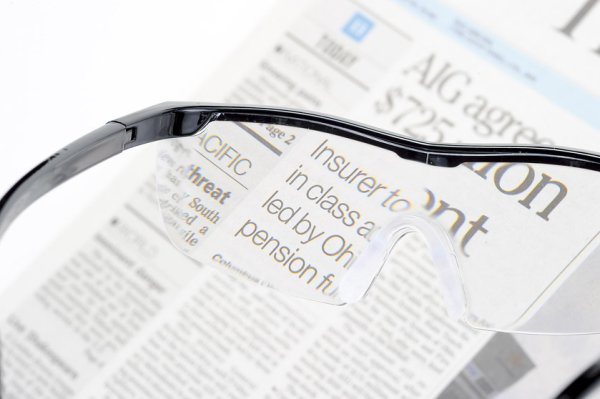 両手が使えるメガネ型ルーペ