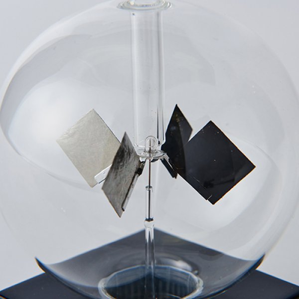 【Fun Science】ラジオメーター 電球☆太陽光で羽がまわる。